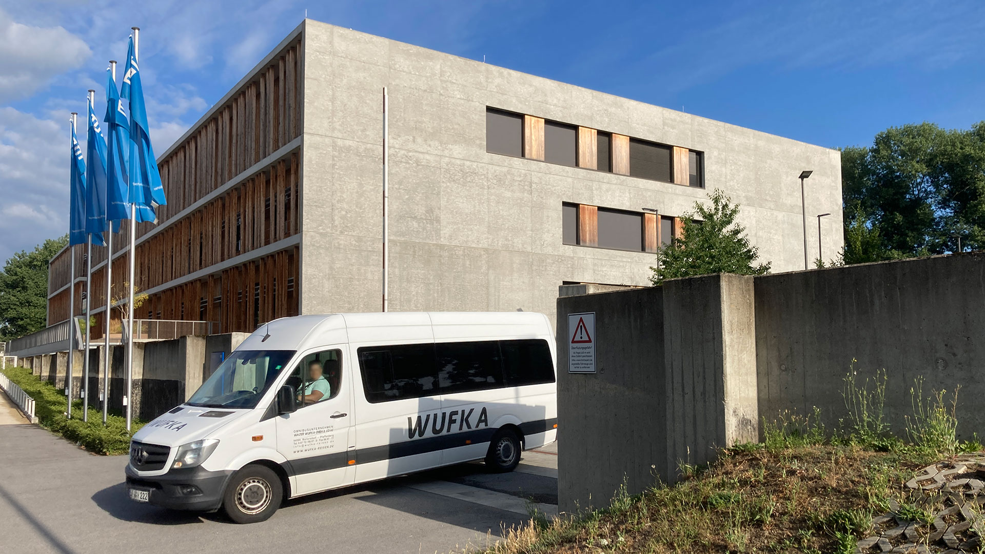 A bus leaving Uferstraße for Campus Garching