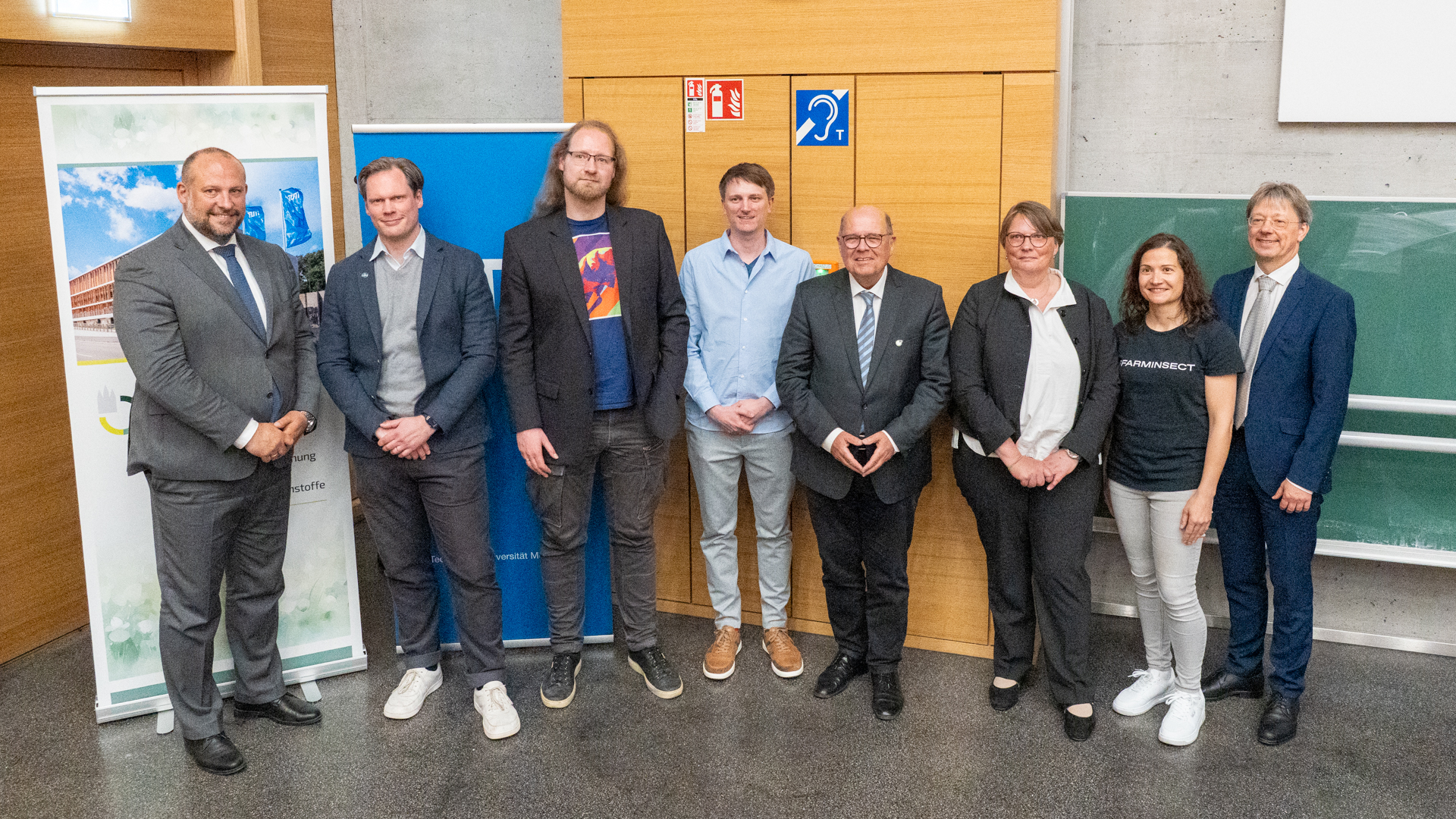 Group photo of the lecturers and discussion participants
