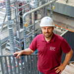 Prof. Dr.-Ing. Jakob Burger steht vor seiner neu errichteten Demonstrationsanlage am TUM Campus Straubing