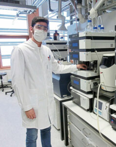 Igor Vinicius Ramos Otero in einem Labor des Lehrstuhls für Chemie biogener Rohstoffe am TUMCS.