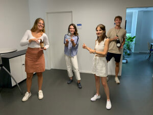 Vier Studierende präsentieren ihre Trophäe