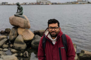 Dr. Abu Siddique vor der Meerjungfrau in Kopenhagen