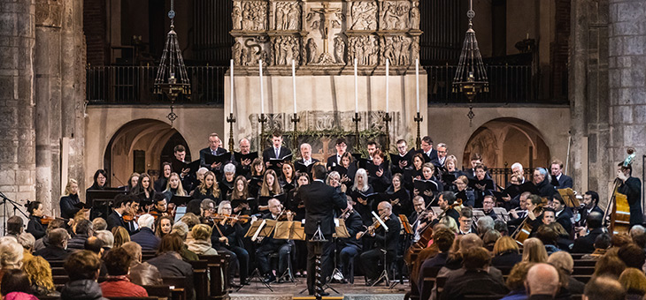 Kammerchor Straubing beim Konzert in einer Kirche