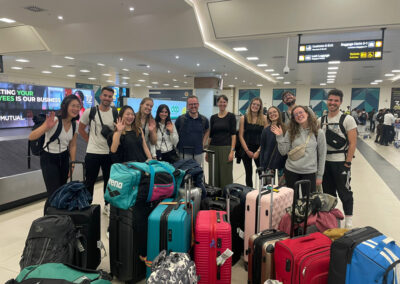 Reisegruppe mit Koffern am Flughafen.