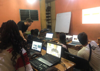 Schüler in einem Klassenzimmer, jede:r mit einem Laptop.